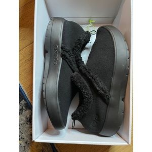 NWB Oofos Oocoozie Low shoe size 10 Black Sherpa